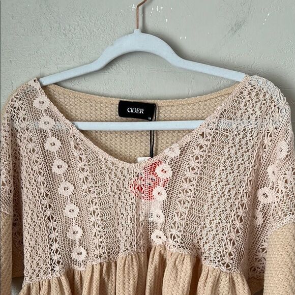 Cider Size M HOLLOW OUT RUFFLE HEM SHORT SLEEVE SHEER CROCHET TOP in Burlywood - Picture 3 of 6